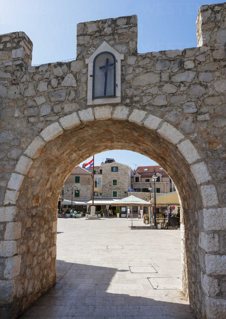 kroatien,dalmatien,mitteldalmatien,primosten,altstadt,stadttor,adria,